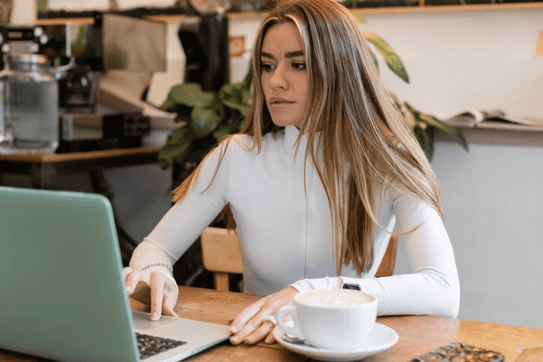 how to start a travel blog