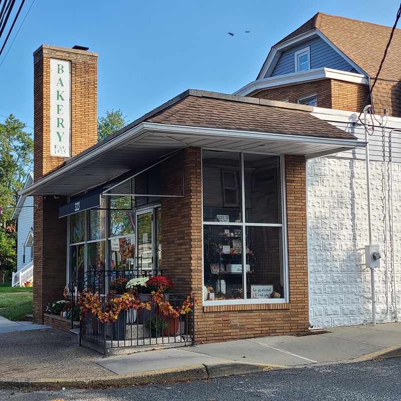 A Century-Old Bakery Sitting Right Across From The Park A Century-Old Bakery Sitting Right Across From The Park