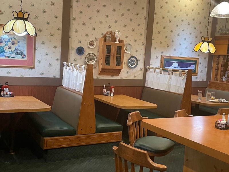 Cozy Booths And A Retro Mood For Every Generation Cozy Booths And A Retro Mood For Every Generation