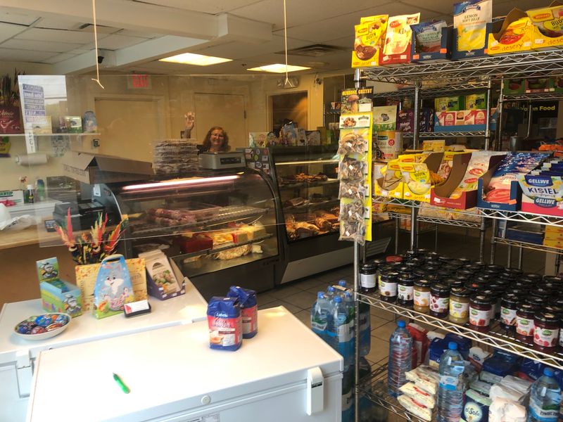 Friendly Faces, Tight Aisles, and a Holiday Rush Friendly Faces, Tight Aisles, and a Holiday Rush