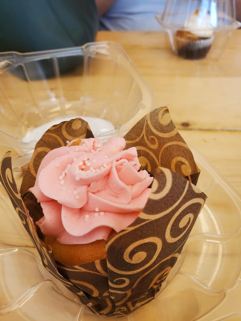 Jumbo Cupcakes and Cake Pops Worth Pointing At Jumbo Cupcakes and Cake Pops Worth Pointing At