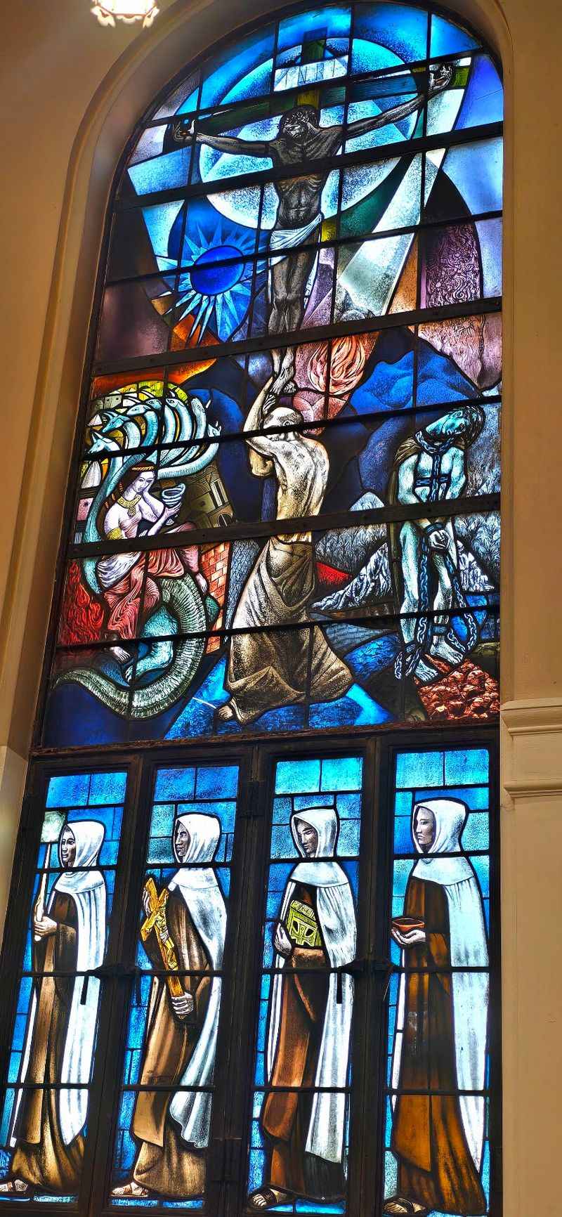 Stained Glass That Paints the Pews Stained Glass That Paints the Pews