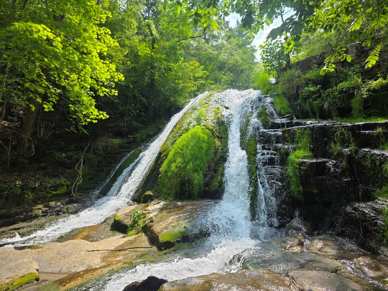 The 35-Foot Falls That Splits Around A Giant Boulder The 35-Foot Falls That Splits Around A Giant Boulder