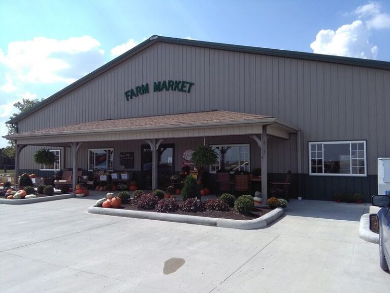 This Plain Amish Country Grocery In Illinois Hides Fresh-Baked Bread And Deli Sandwiches Down A Gravel Road