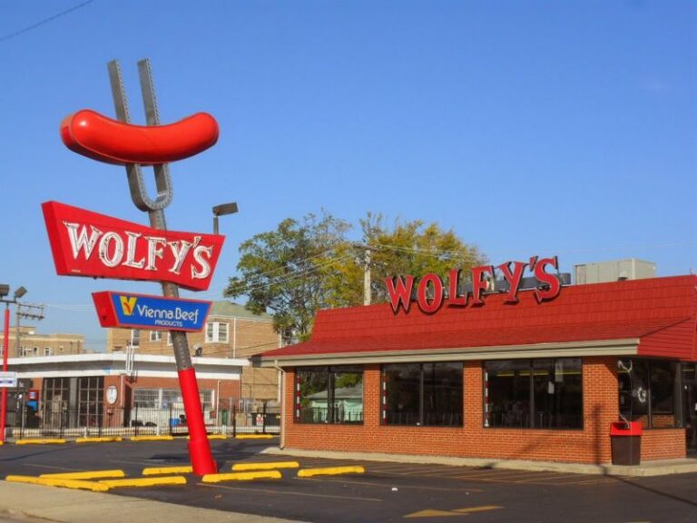 This Illinois Hot Dog Counter Hasn’t Changed Its Chicago-Style Recipe Since 1967 And Families Keep Coming Back