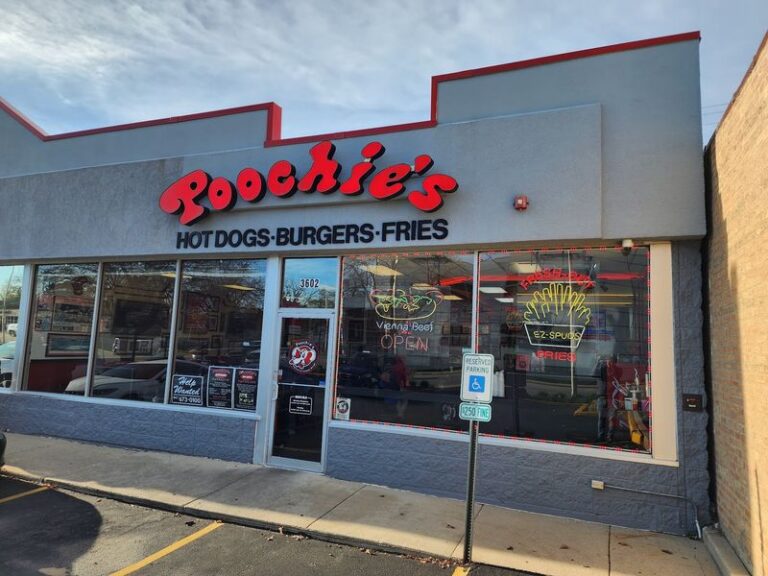 This Little Skokie, Illinois Hot Dog Window Has Banned Ketchup Since 1969 And Grandkids Still Line Up Where Grandpa Did