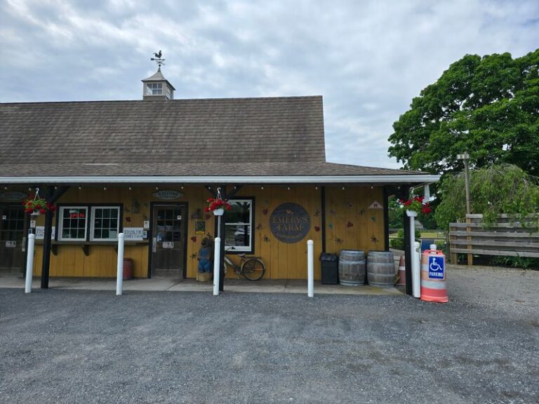 New Jersey Has A Farm Bakery Where Choosing From More Than 20 Pies Is The Hardest Part