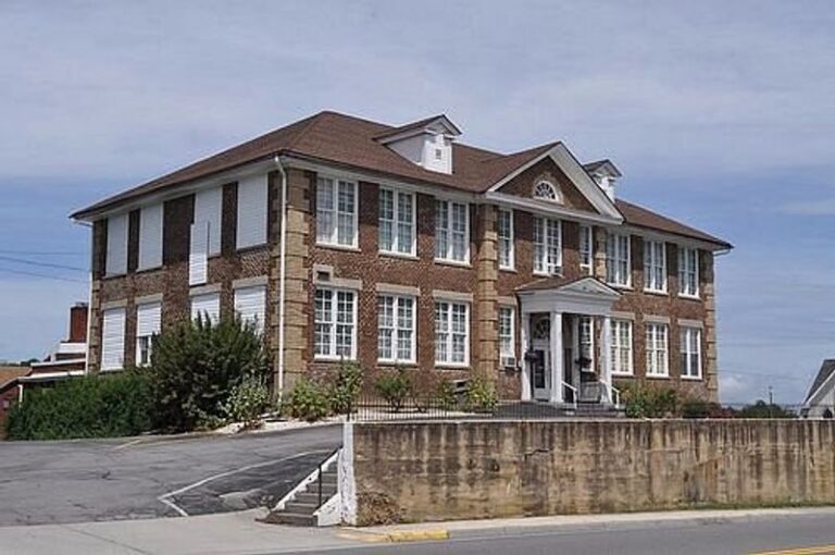 This Three-Story Virginia Building Hides Thousands of Fabric Bolts Most Sewists Never Knew Existed