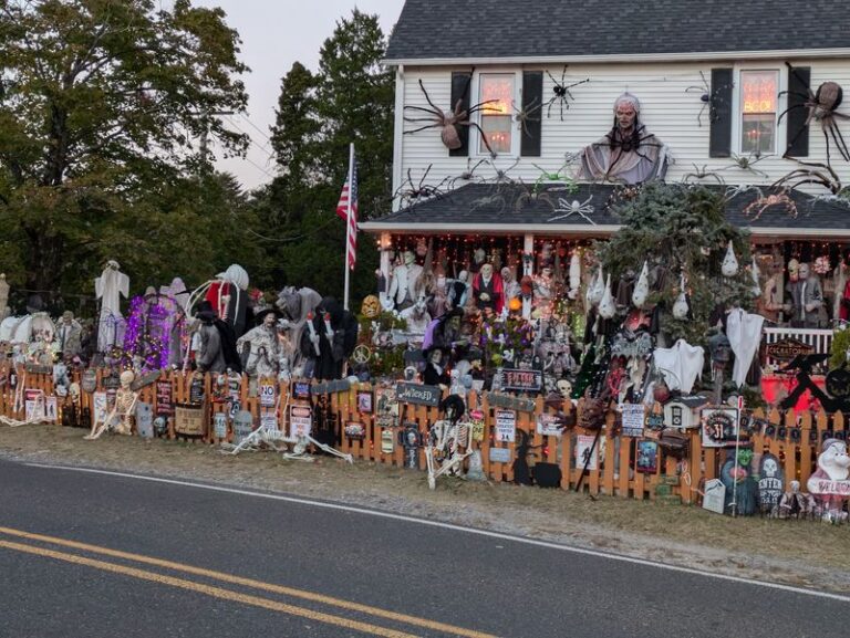 This New Jersey Home Transforms Its Whole Yard Into A Spooky Display You Actually Walk Through