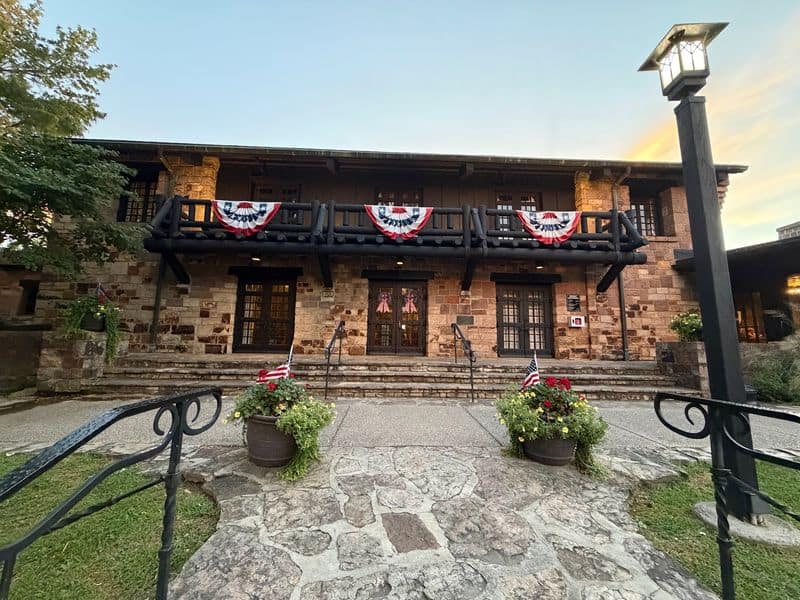 Families Have Spent Sundays Passing Fried Chicken Platters Inside This 1930s Illinois State Park Lodge