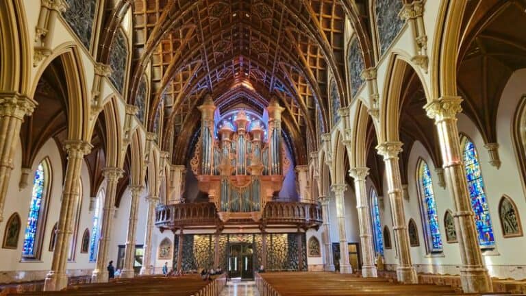 Thousands Walk Past This 1875 Chicago Cathedral Every Day Without Ever Stepping Into Its Peaceful Interior