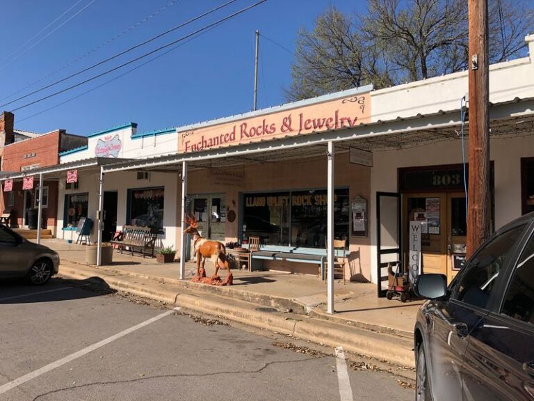 A Small Texas Rock Shop Run By A Husband And Wife Still Has Shelves Of Gems Worth The Drive