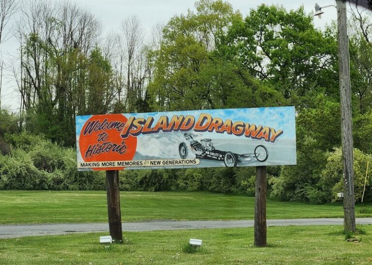 Engines Still Roar Down This Old-School New Jersey Quarter-Mile Like It’s 1962