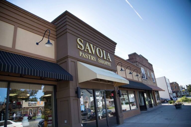 The Rochester Italian Bakery Where Pastry Lovers Have Been Lining Up For Cannoli Since 1929