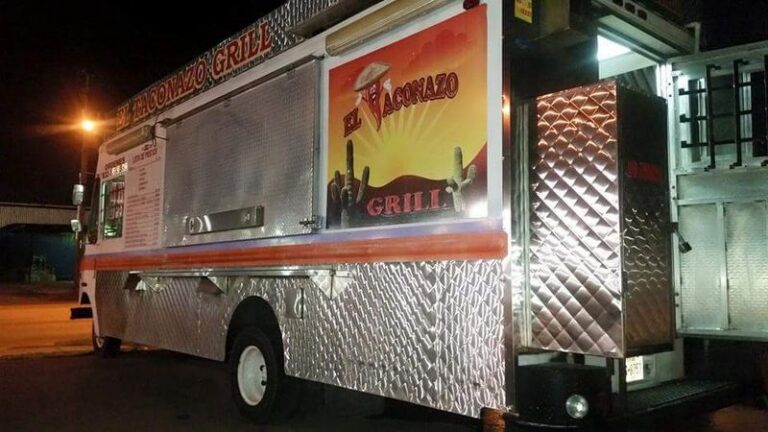 This Tiny Texas Taco Truck Stays Open Until 4 AM And The Fajita Tacos Keep The Line Going