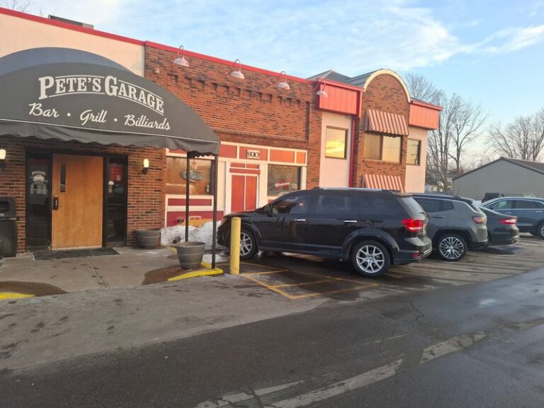 This Monroe Michigan Restaurant Seats You Inside A Real 1950s Car Booth – And Diners Feel Like It’s 1957 Again