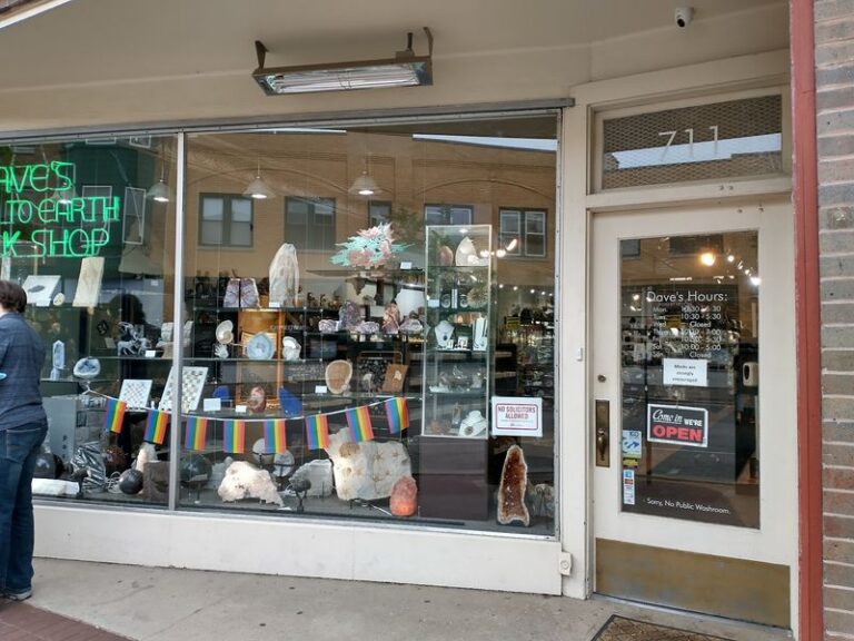This Unassuming Illinois Rock Shop Hides A Free Prehistoric Museum With A Cave Bear Skeleton In Its Basement