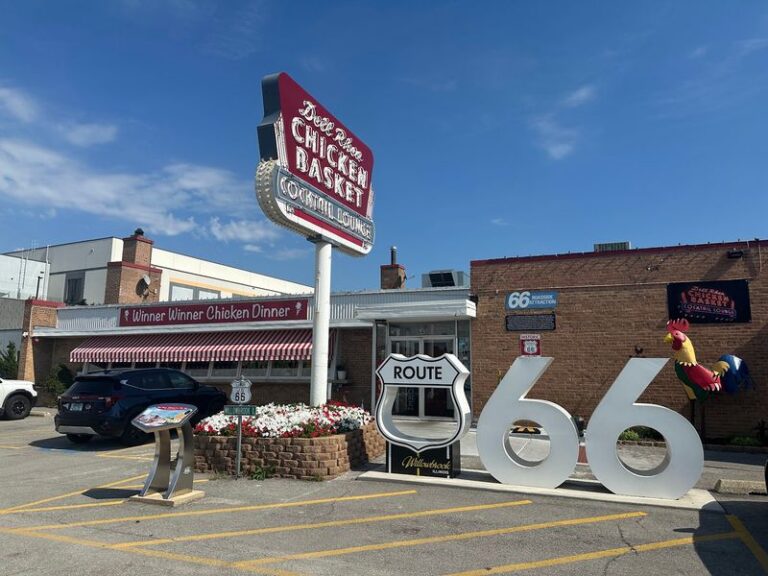 Road-Trippers Still Pull Off Old Route 66 For A Box Of Crackly Fried Chicken From This Little Illinois Stop