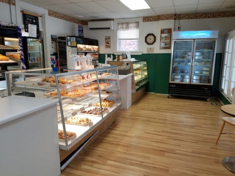 This Cash-Only Illinois Bakery Pulls Warm Glazed Donuts Before Dawn At Prices That Feel Like A Typo