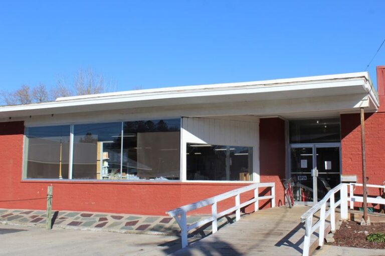 This Mennonite Market Outside Albany, New York Stocks Warm Bread, Fruit Pies, And Pantry Staples Your Grandmother Bought