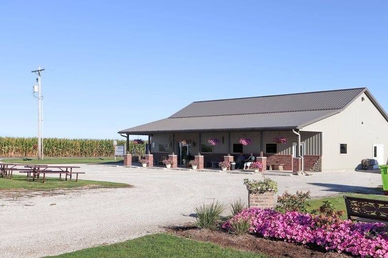 12 Family-Run Illinois Country Markets Where Warm Pies, Homemade Jams And Bulk Spices Are Worth The Back-Road Drive