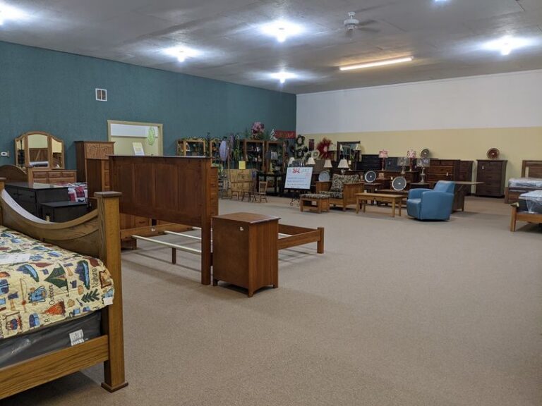 This Amish Furniture Store In Clare Michigan Builds Pieces Shoppers Happily Wait Months To Take Home