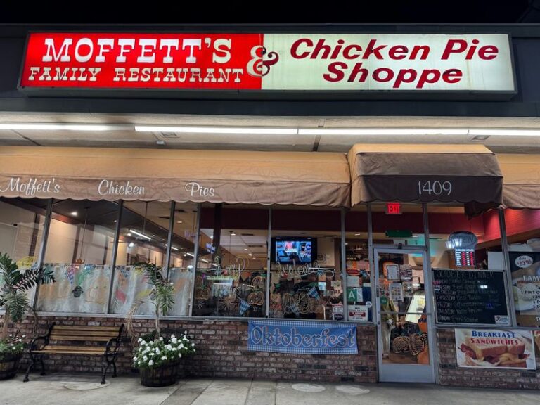 People Drive Hours Across California Just For The Pot Pie At This Tiny Cafe