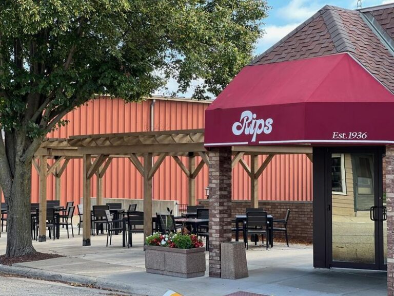 This Small-Town Illinois Tavern Serves Fried Chicken You Eat With Your Hands, And Folks Drive Over An Hour For It