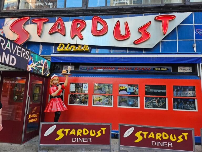 This Times Square Diner Has Had Singing Waitstaff Since The 1950s, And Your Server Belts Out Show Tunes Between Orders
