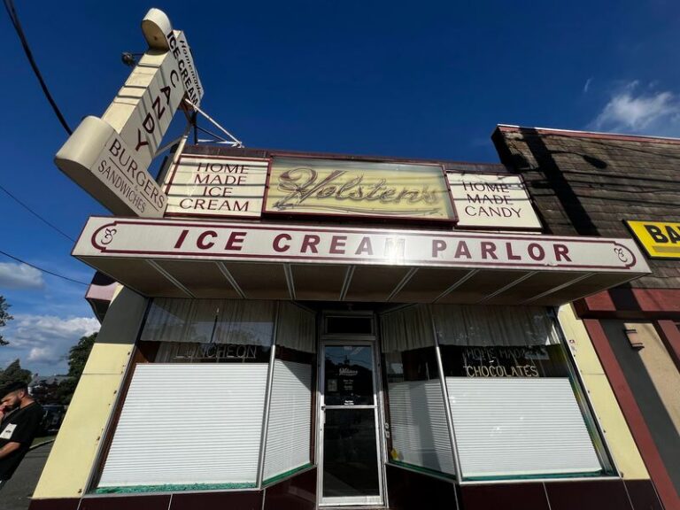 The Sopranos Ended At This New Jersey Ice Cream Parlor, And Locals Still Line Up For Homemade Scoops