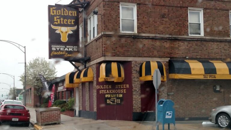People Drive Across Illinois For The Bubbling French Onion Soup At This Old-School Steakhouse