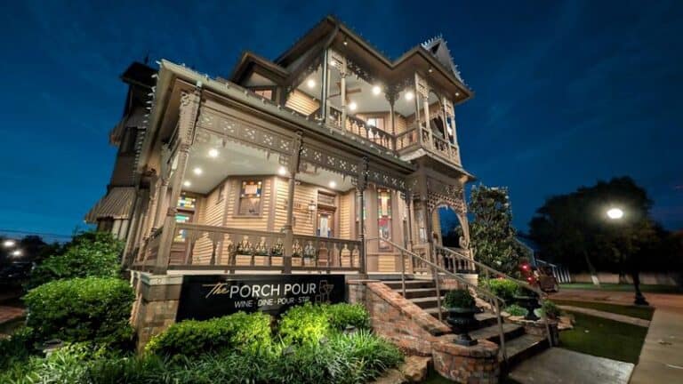 This Texas Restaurant Sits Inside An 1890s Victorian Home And Serves Unforgettable Bread Pudding