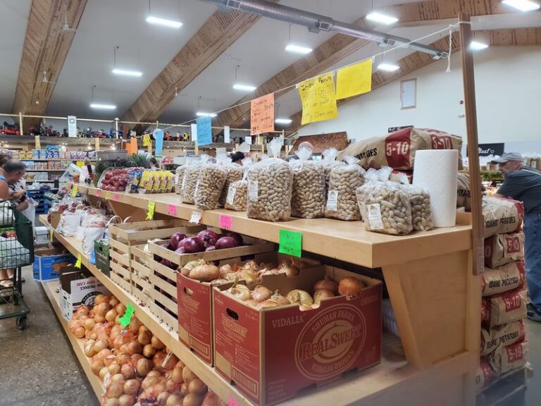 This Michigan Country Market Feels Like An Amish Costco – Bulk Groceries, Fresh Butter And A Lunch Counter Locals Pack Daily
